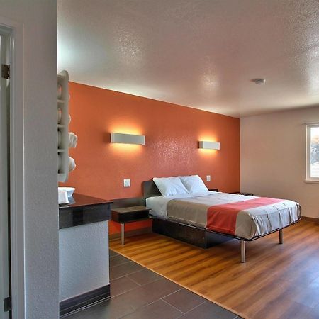 Coastal Valley Inn - Monterey Кастровіл Екстер'єр фото