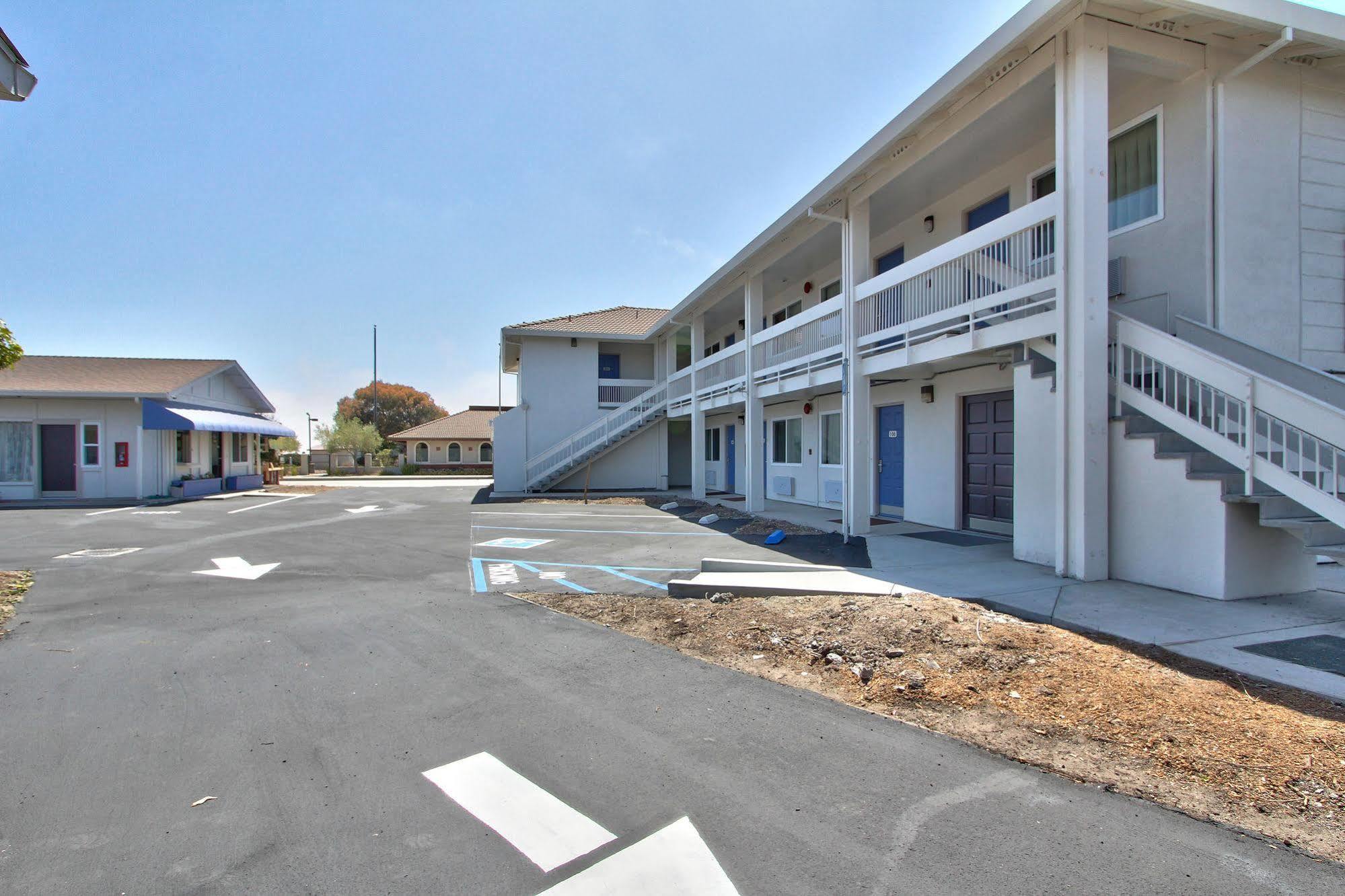 Coastal Valley Inn - Monterey Кастровіл Екстер'єр фото
