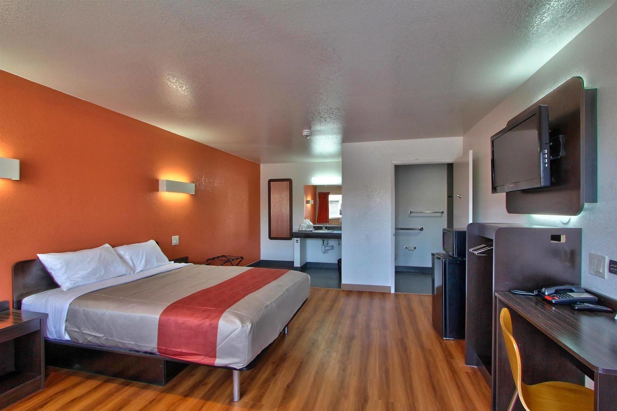 Coastal Valley Inn - Monterey Кастровіл Екстер'єр фото
