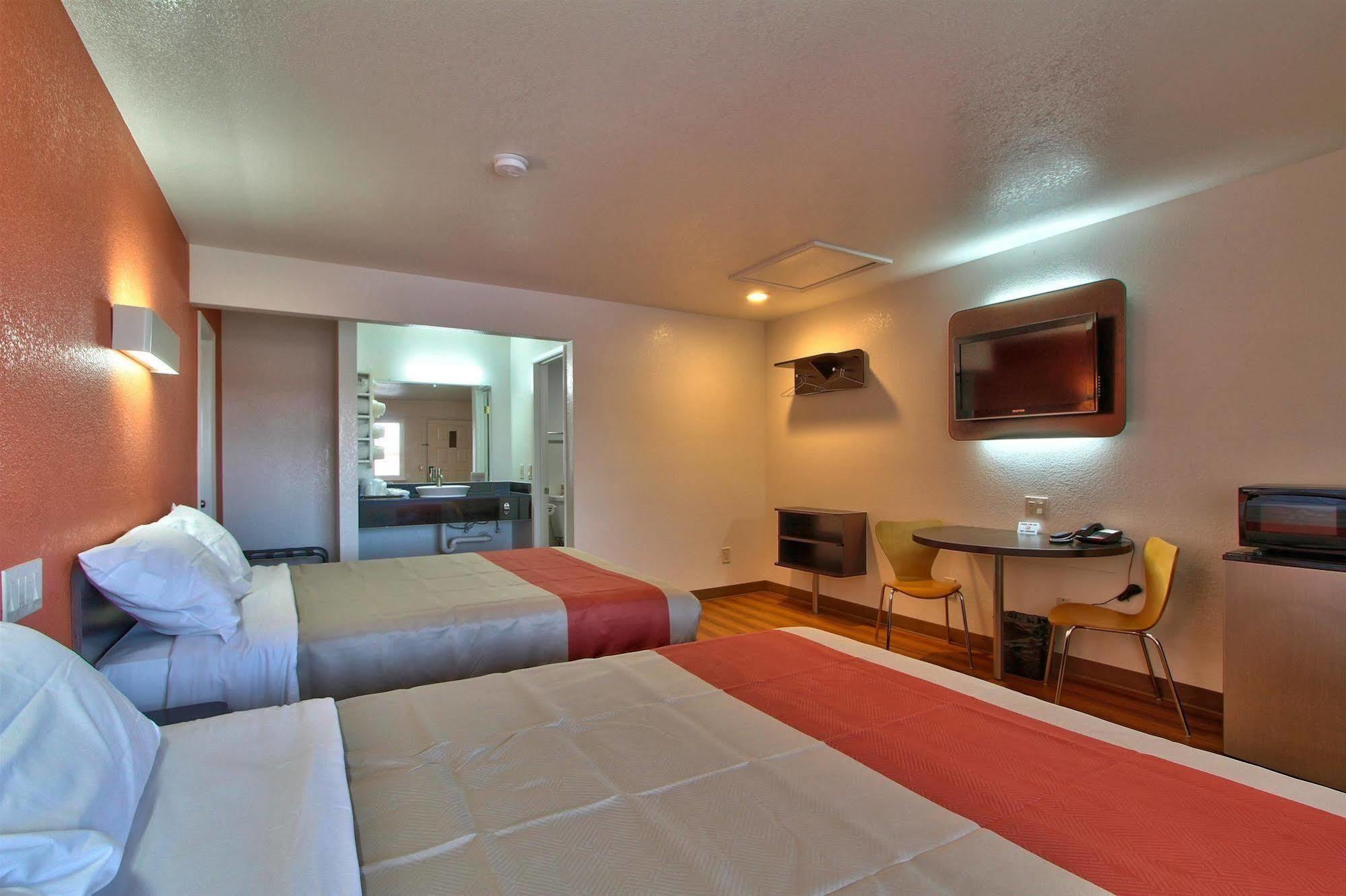 Coastal Valley Inn - Monterey Кастровіл Екстер'єр фото